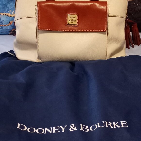 Dooney & Bourke Leather Purse – Gently Used, Great Condition